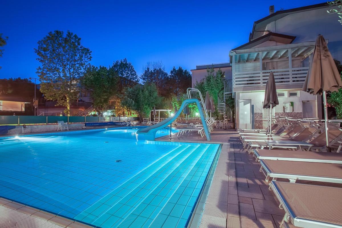צ'סנטיקו Hotel Giamaika מראה חיצוני תמונה
